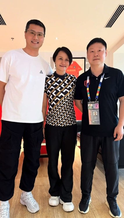 跳水奥运冠军高敏现场为成都蓉城加油,晒与姚夏、邵佳一合照