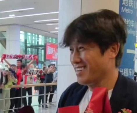 5月25日下午,斩获队史中超客场首胜的辽宁铁人顺利返程抵达沈阳