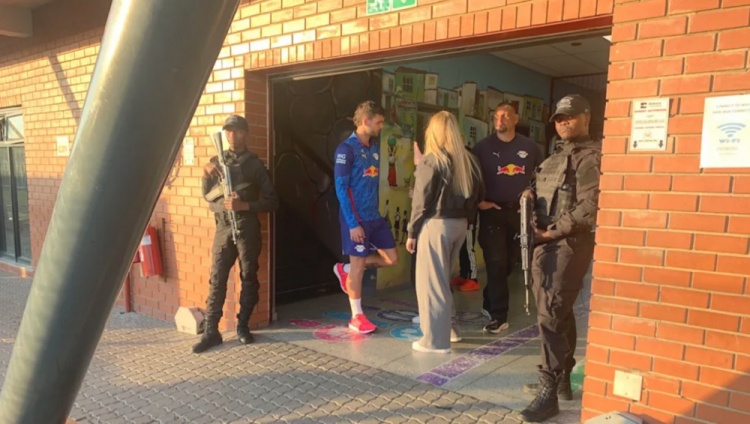 图片报:莱比锡前往南非参加活动,特种部队全程荷枪实弹保护